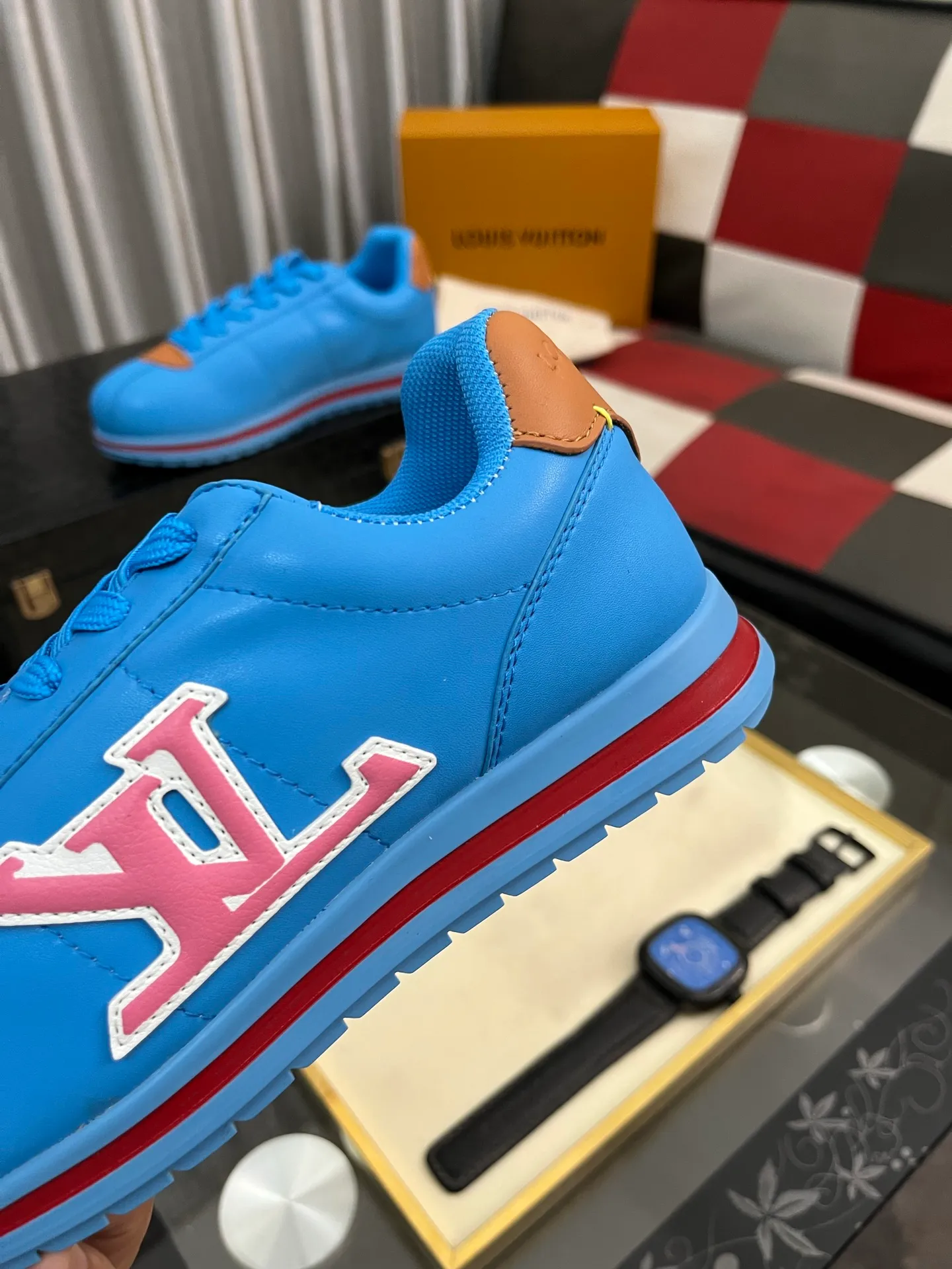 Men's shoes 💰700⌚️⌚️LV TARINE Louis Vuitton x Tyler joint model Donkey brand L family embossed couple style casual sneakers skate shoes original purchase and development This LV Trainer sneaker comes from the Louis Vuitton and Tyler collaboration series. The Monogram pattern and brand logo are transformed into nubuck calf leather embossing and side decoration respectively, witnessing the artist's creative interpretation of classic elements. The deep tones accentuate the complex upper, which requires hours of craftsmanship to complete. Exquisitely packaged at the delivery counter🛍📦 ▪️Fabrics: Original customized first-layer cowhide ▪️Inner lining: Original customized breathable mesh ▪️Outsole: Original open-molded two-color TPU combination outsole ▪️Sole thickness: 3CM ▪️Size: Women's 35-40 / Men's 38-46
